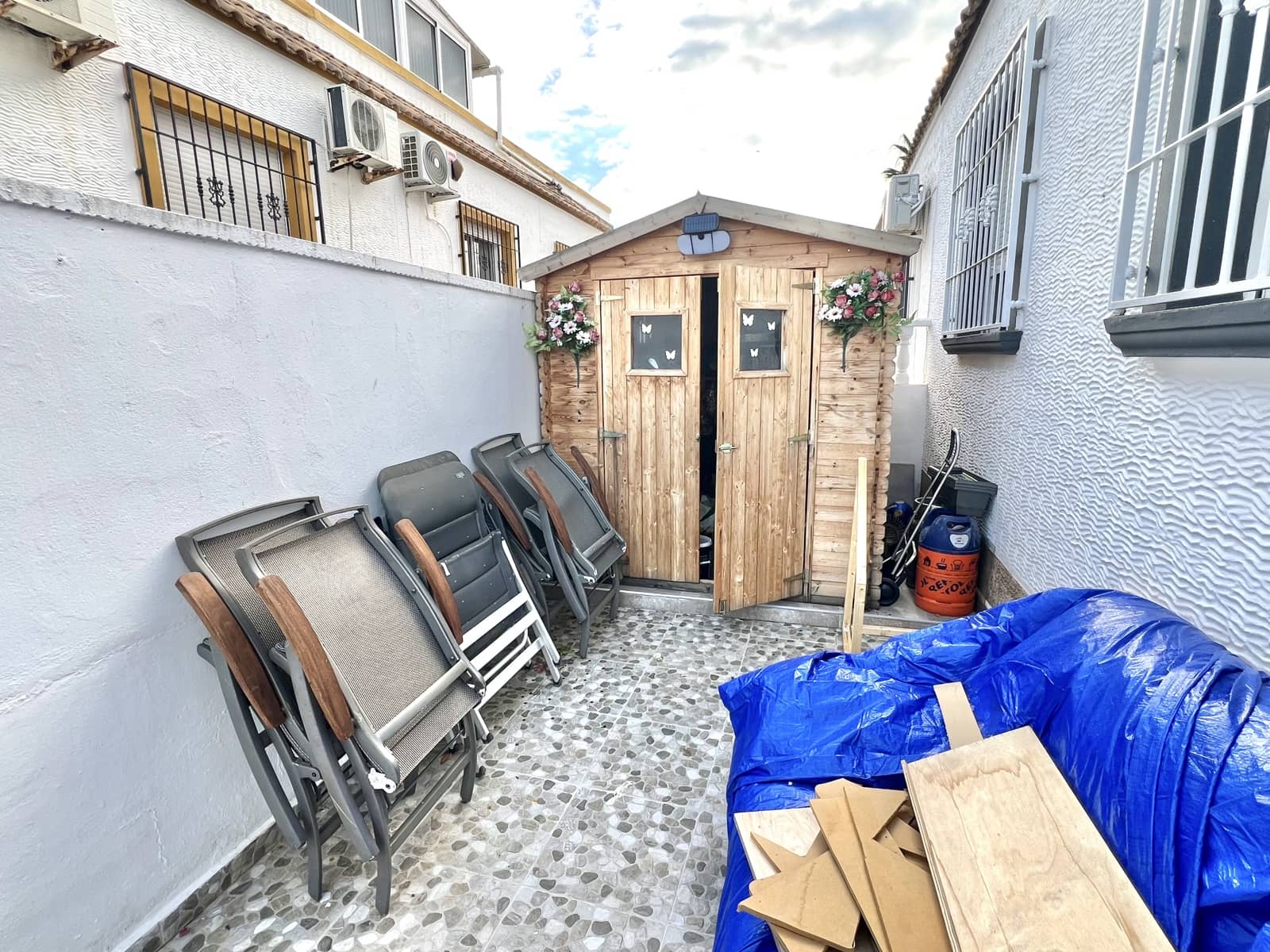 3 makuuhuone Huvila myytävänä paikassa La Marina mukana uima-altaan 
autotalli - 189 000 € (Ref: 9383285)