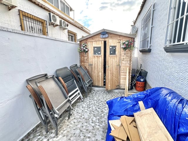 3 makuuhuone Huvila myytävänä paikassa La Marina, Elche / Elx mukana uima-altaan 
autotalli - 189 000 € (Ref: 9383285)