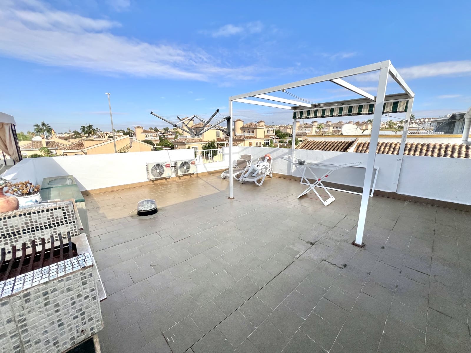 3 makuuhuone Huvila myytävänä paikassa La Marina mukana uima-altaan 
autotalli - 189 000 € (Ref: 9383285)