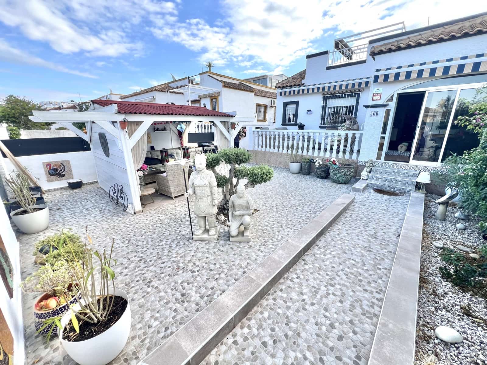 3 makuuhuone Huvila myytävänä paikassa La Marina mukana uima-altaan 
autotalli - 189 000 € (Ref: 9383285)