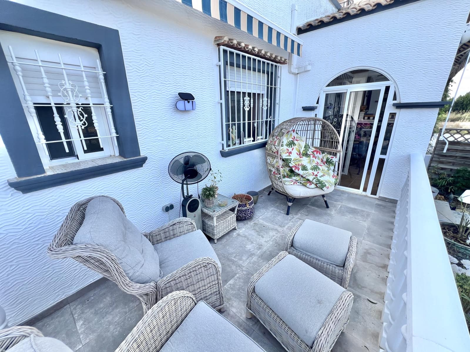 3 makuuhuone Huvila myytävänä paikassa La Marina mukana uima-altaan 
autotalli - 189 000 € (Ref: 9383285)