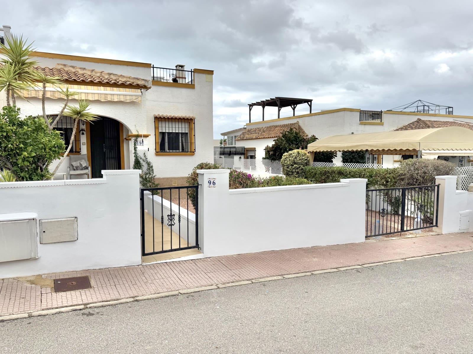 2 slaapkamer Villa te koop in La Marina met zwembad garage - € 168.000 (Ref: 9459631)