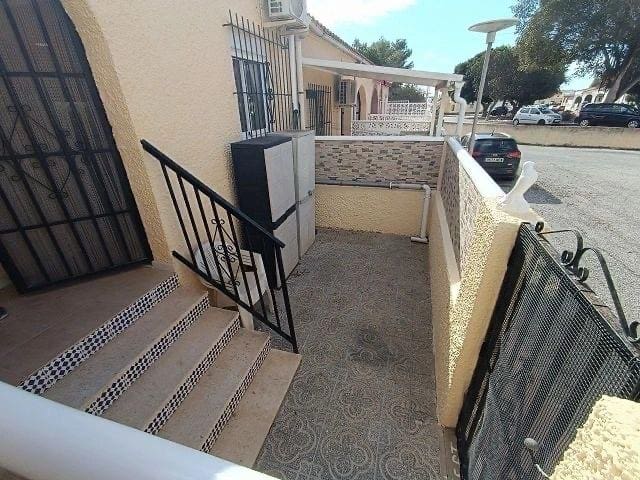 2 soveværelse Rækkehus til salg i La Marina, Elche / Elx - € 105.000 (Ref: 9535189)