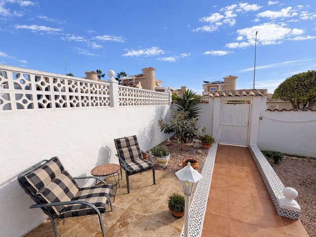 3 makuuhuone Huvila myytävänä paikassa La Marina, Elche / Elx mukana uima-altaan 
autotalli - 184 950 € (Ref: 9542393)