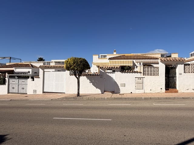 3 makuuhuone Huvila myytävänä paikassa La Marina, Elche / Elx mukana uima-altaan 
autotalli - 184 950 € (Ref: 9542393)