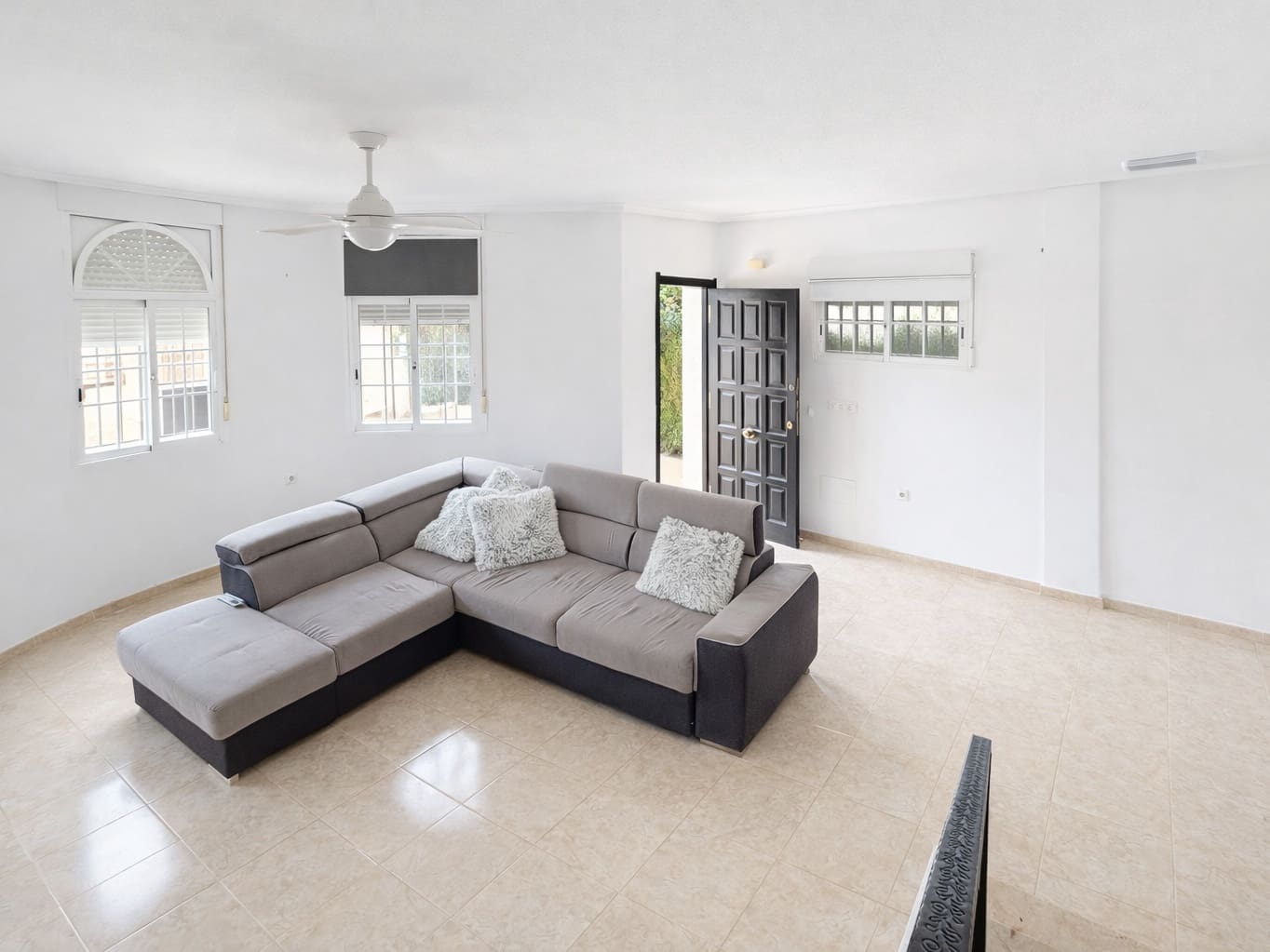 3 makuuhuone Huvila myytävänä paikassa La Marina mukana uima-altaan 
autotalli - 172 000 € (Ref: 9580326)