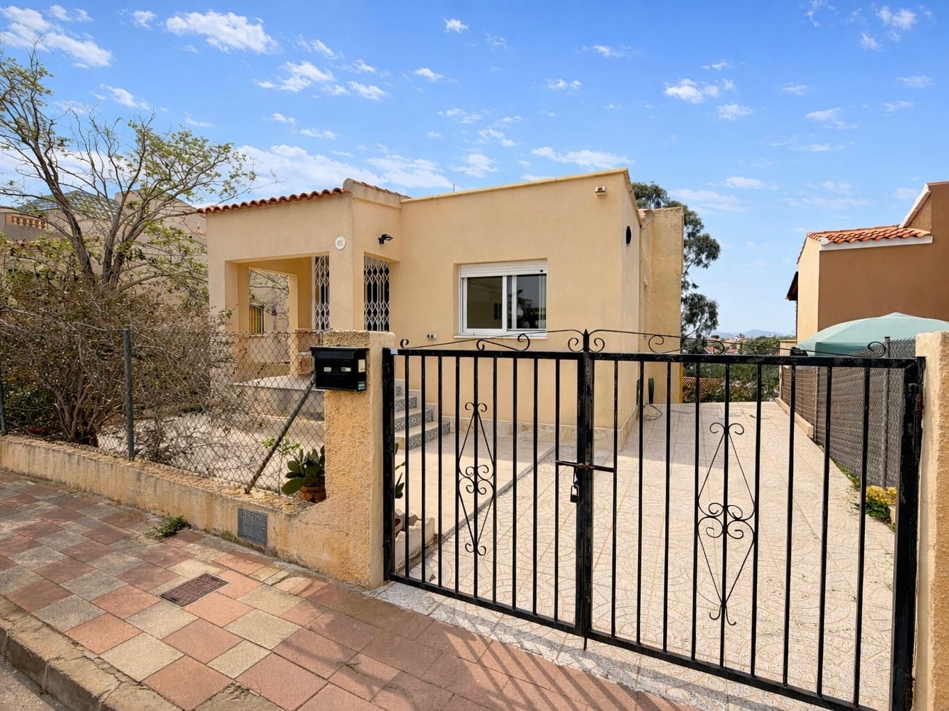 4 bedroom Villa for sale in La Marina with garage - € 19,000 (Ref: 9740110)