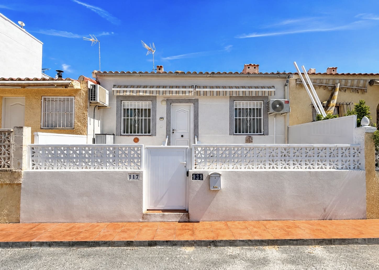 3 slaapkamer Rijtjeshuis te koop in La Marina - € 129.950 (Ref: 9914626)