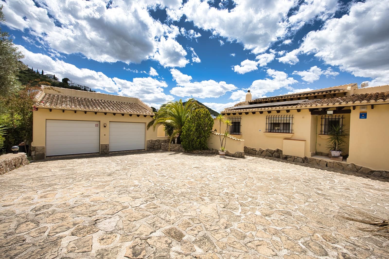 4 slaapkamer Villa te koop in Pego met zwembad garage - € 790.000 (Ref: 9934882)
