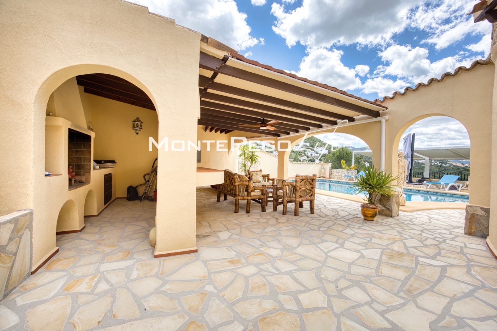 4 soveværelse Villa til salg i Monte Pego med swimmingpool garage - € 790.000 (Ref: 9934882)