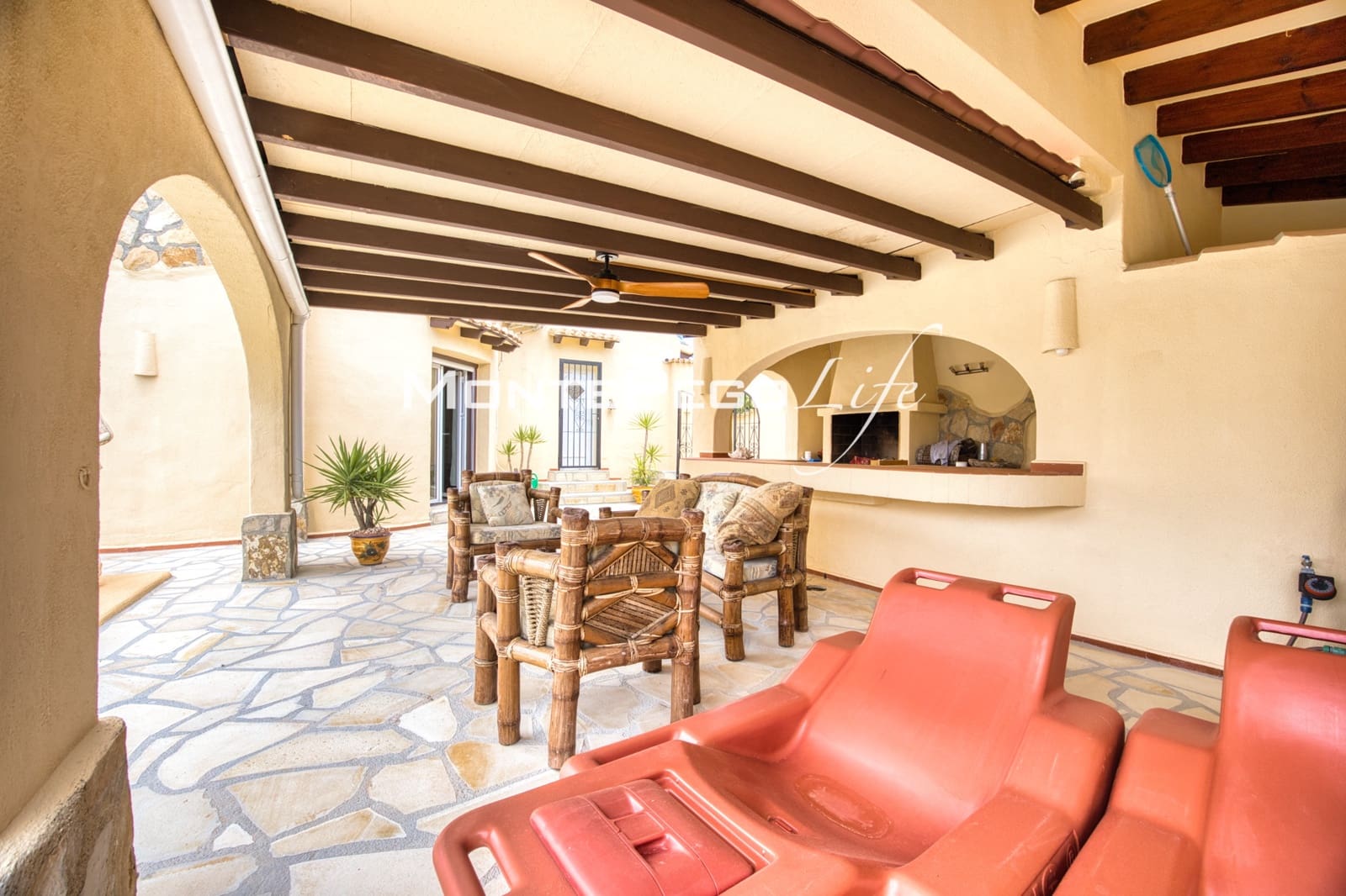 4 soveværelse Villa til salg i Monte Pego med swimmingpool garage - € 790.000 (Ref: 9934882)