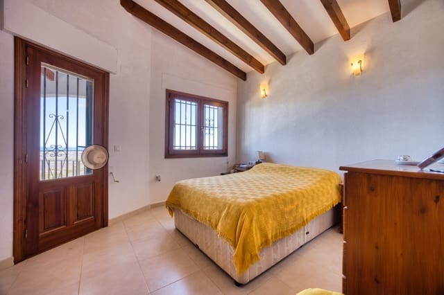 4 sypialnia Willa na sprzedaż w Pego z basenem garażem - 499 000 € (Ref: 9934887)