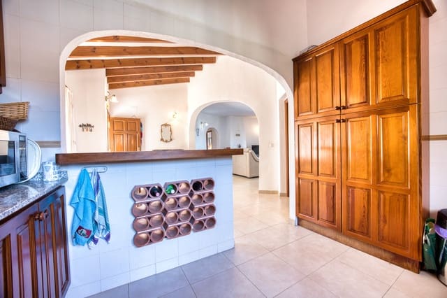 4 sypialnia Willa na sprzedaż w Pego z basenem garażem - 499 000 € (Ref: 9934887)