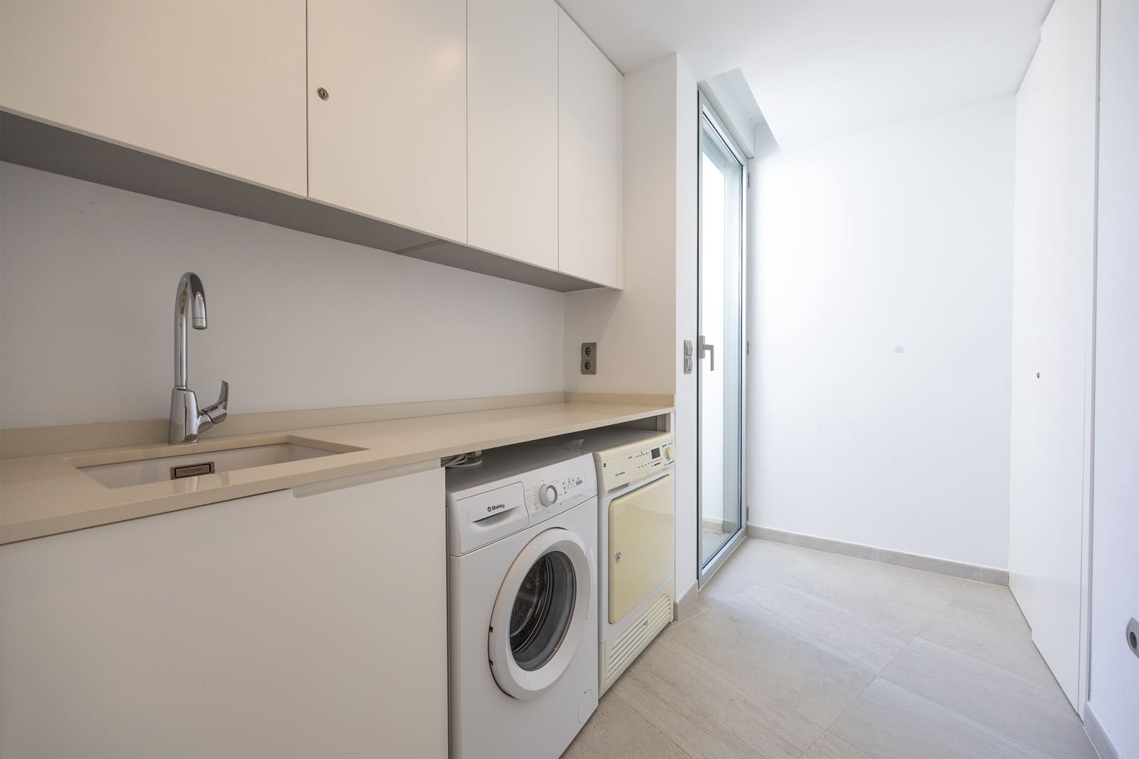 4 sypialnia Willa na sprzedaż w Pego z basenem garażem - 1 449 000 € (Ref: 9934891)