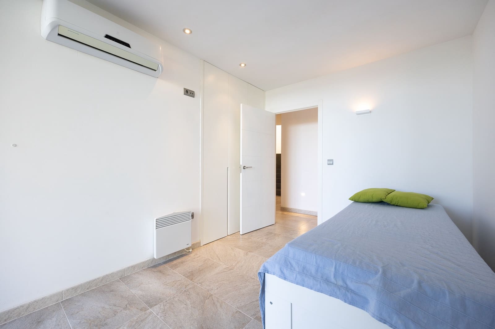 4 sypialnia Willa na sprzedaż w Pego z basenem garażem - 1 449 000 € (Ref: 9934891)