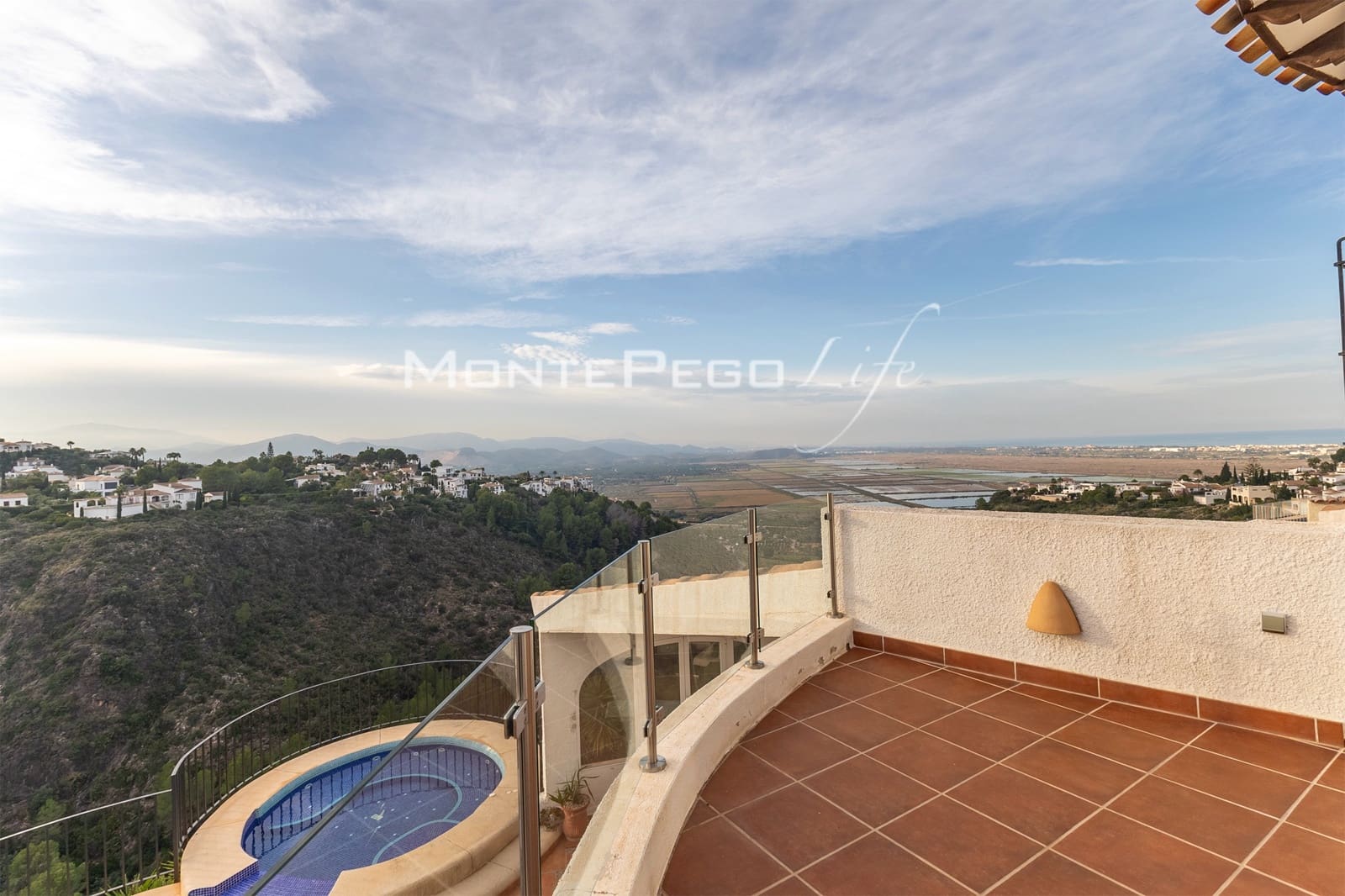 4 makuuhuone Huvila myytävänä paikassa Monte Pego mukana uima-altaan 
autotalli - 780 000 € (Ref: 9934893)