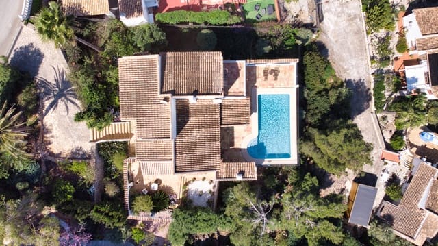 4 sypialnia Willa na sprzedaż w Pego z basenem garażem - 550 000 € (Ref: 9934894)