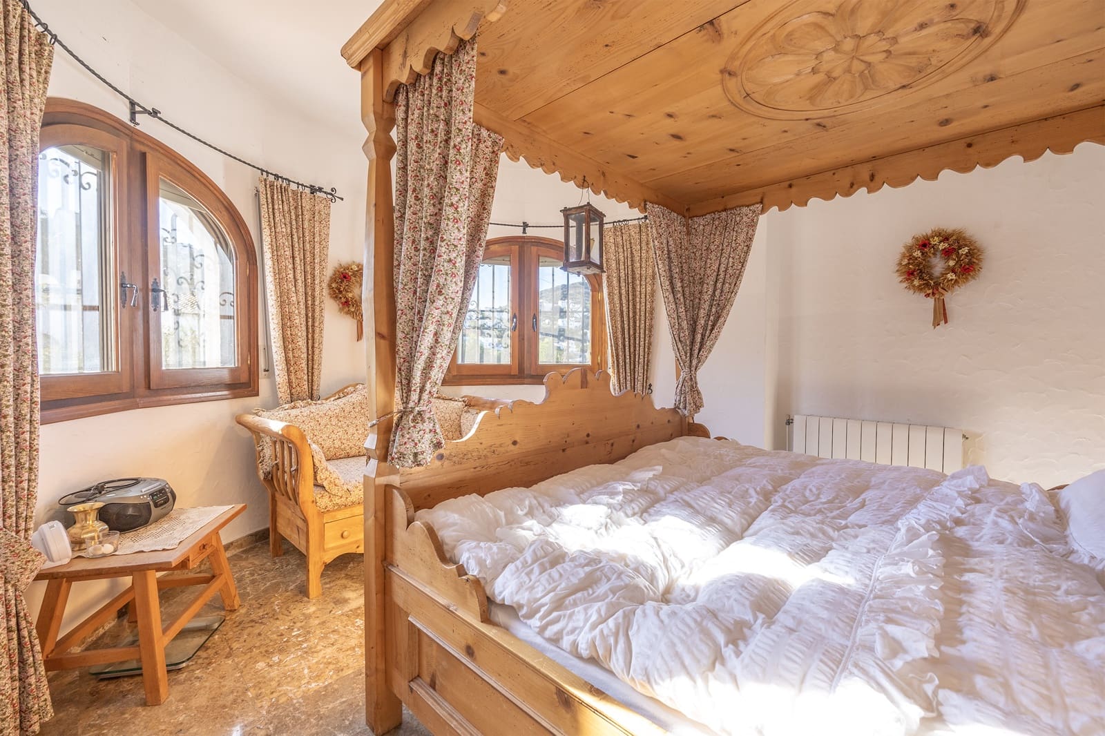 4 sypialnia Willa na sprzedaż w Pego z basenem garażem - 599 000 € (Ref: 9934898)