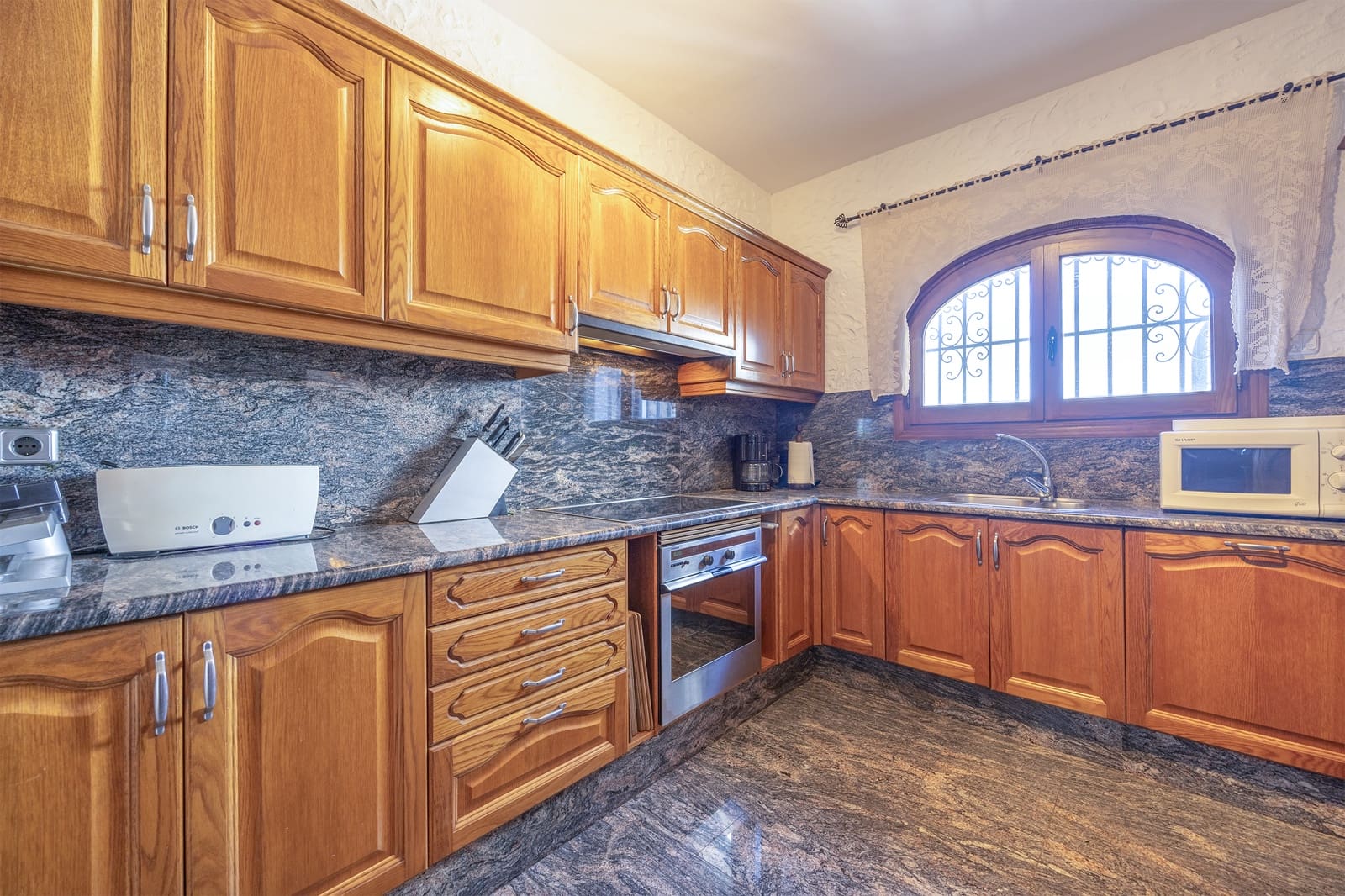 4 sypialnia Willa na sprzedaż w Pego z basenem garażem - 599 000 € (Ref: 9934898)