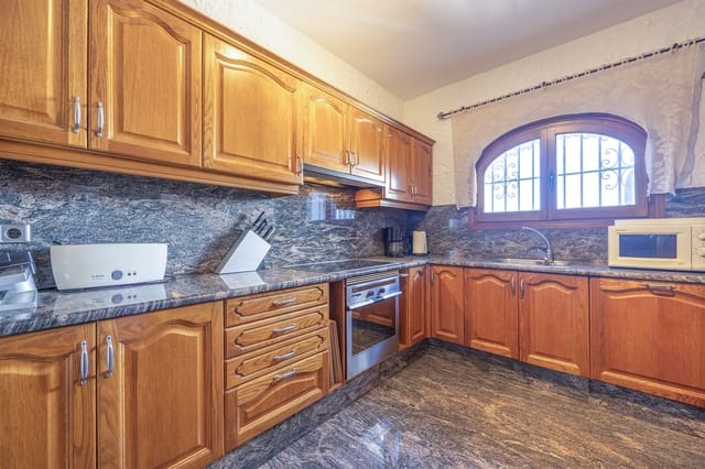 4 sypialnia Willa na sprzedaż w Pego z basenem garażem - 599 000 € (Ref: 9934898)