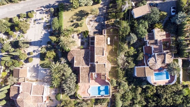 4 sypialnia Willa na sprzedaż w Pego z basenem garażem - 599 000 € (Ref: 9934898)
