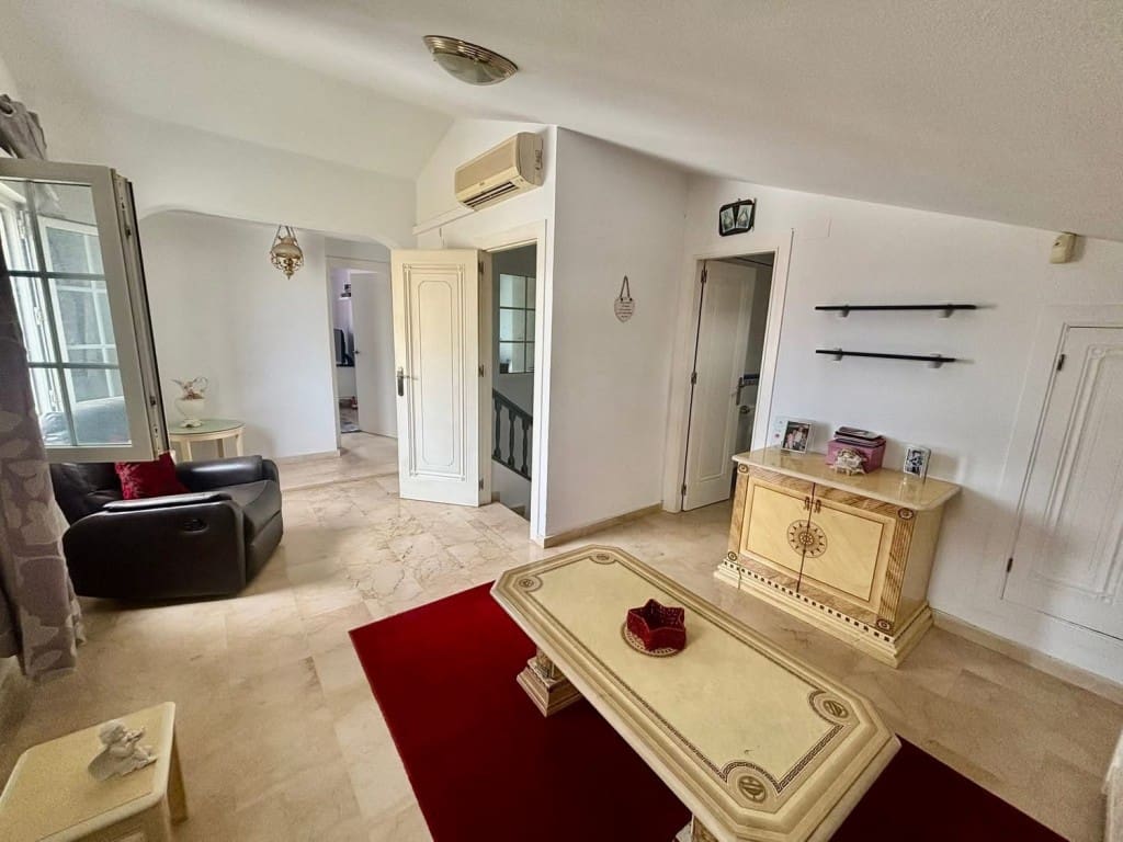 4 slaapkamer Halfvrijstaande villa te koop in Villamartin met zwembad garage - € 290.000 (Ref: 10085174)