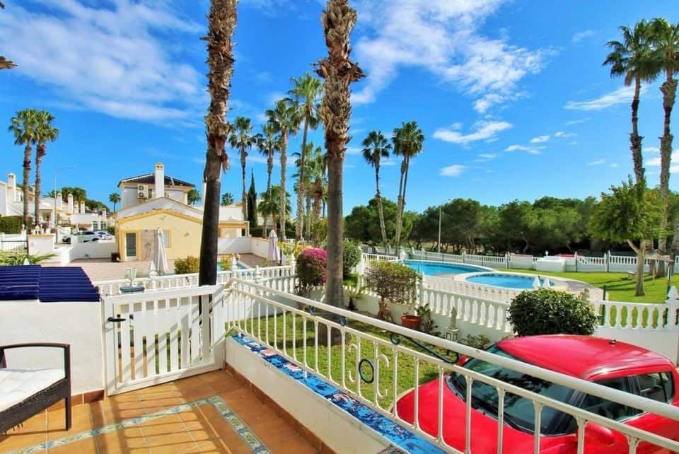 4 slaapkamer Halfvrijstaande villa te koop in Villamartin met zwembad garage - € 290.000 (Ref: 10085174)