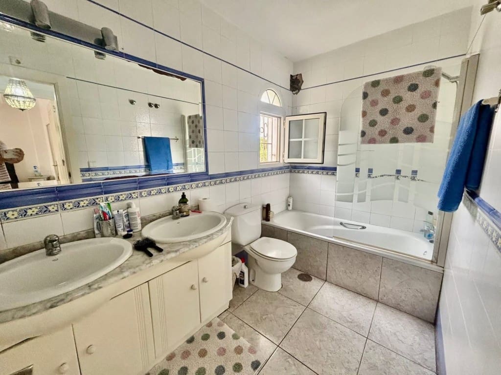 4 slaapkamer Halfvrijstaande villa te koop in Villamartin met zwembad garage - € 290.000 (Ref: 10085174)