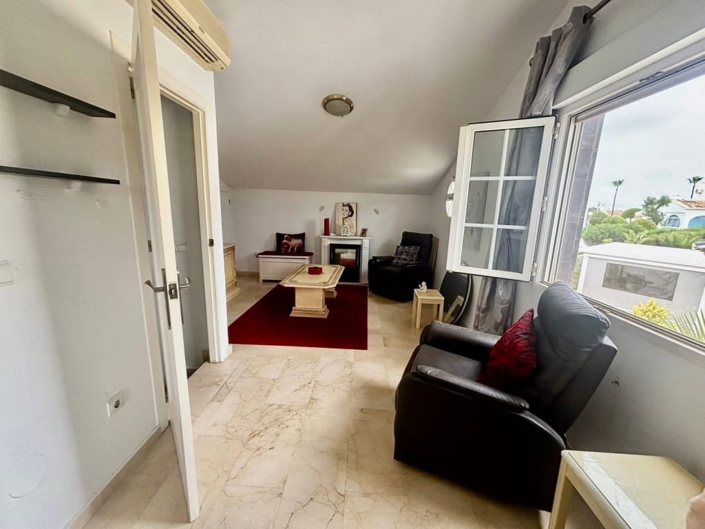 4 slaapkamer Halfvrijstaande villa te koop in Villamartin met zwembad garage - € 290.000 (Ref: 10085174)
