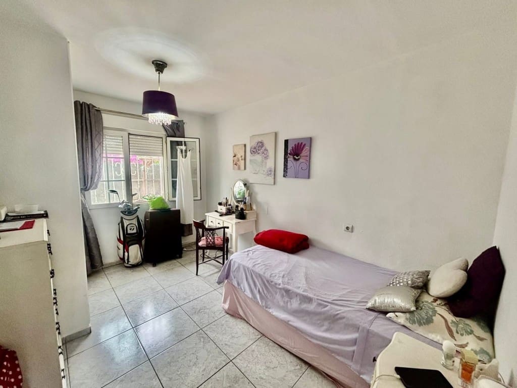 4 slaapkamer Halfvrijstaande villa te koop in Villamartin met zwembad garage - € 290.000 (Ref: 10085174)