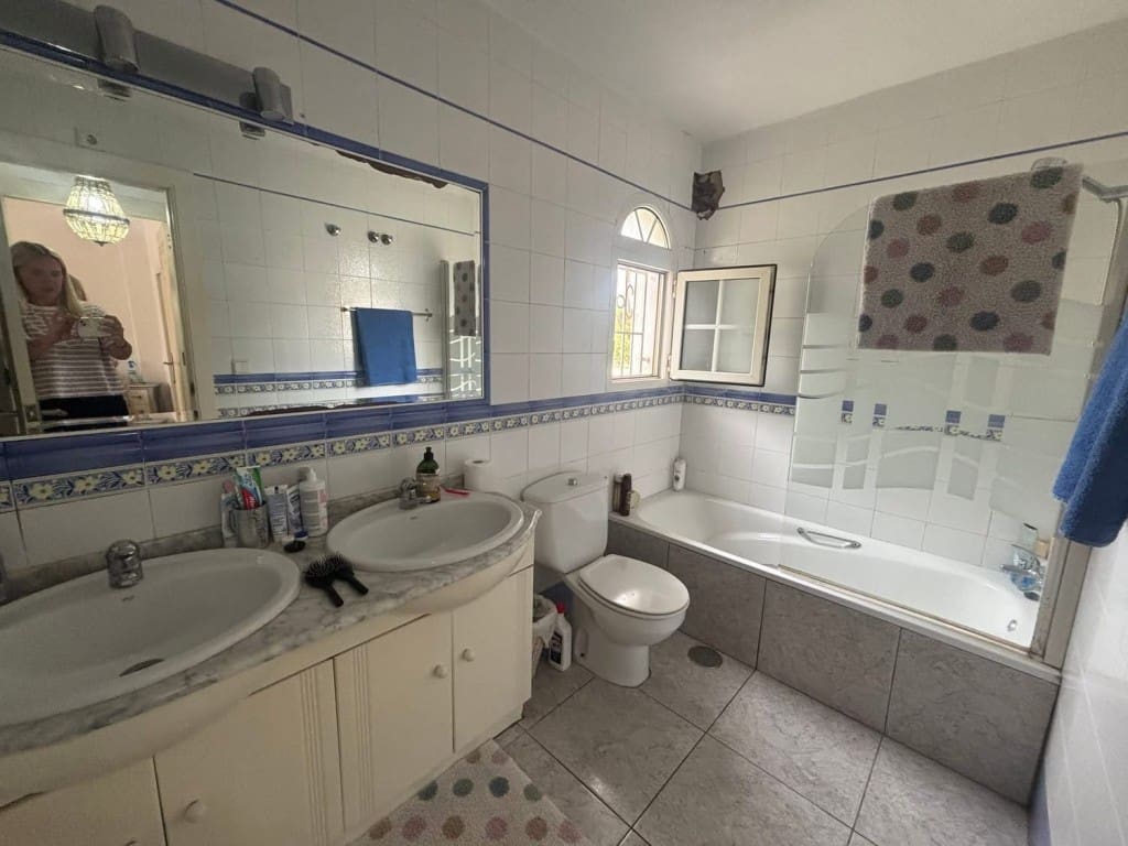 4 slaapkamer Halfvrijstaande villa te koop in Villamartin met zwembad garage - € 290.000 (Ref: 10085174)