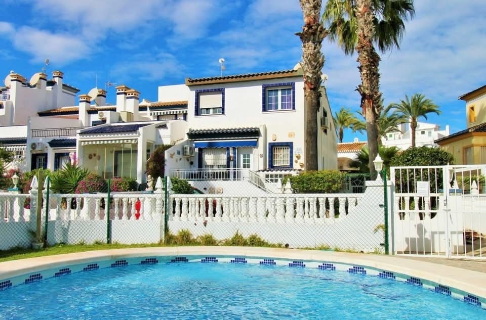 4 slaapkamer Halfvrijstaande villa te koop in Villamartin met zwembad garage - € 290.000 (Ref: 10085174)