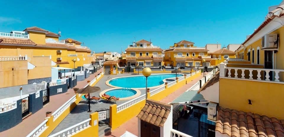 3 quarto Moradia Geminada para venda em Playa Flamenca com piscina - 219 000 € (Ref: 10085198)