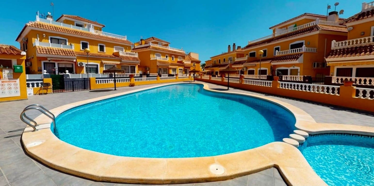 3 quarto Moradia Geminada para venda em Playa Flamenca com piscina - 219 000 € (Ref: 10085198)
