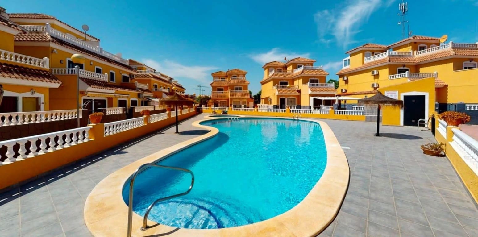 3 quarto Moradia Geminada para venda em Playa Flamenca com piscina - 219 000 € (Ref: 10085198)