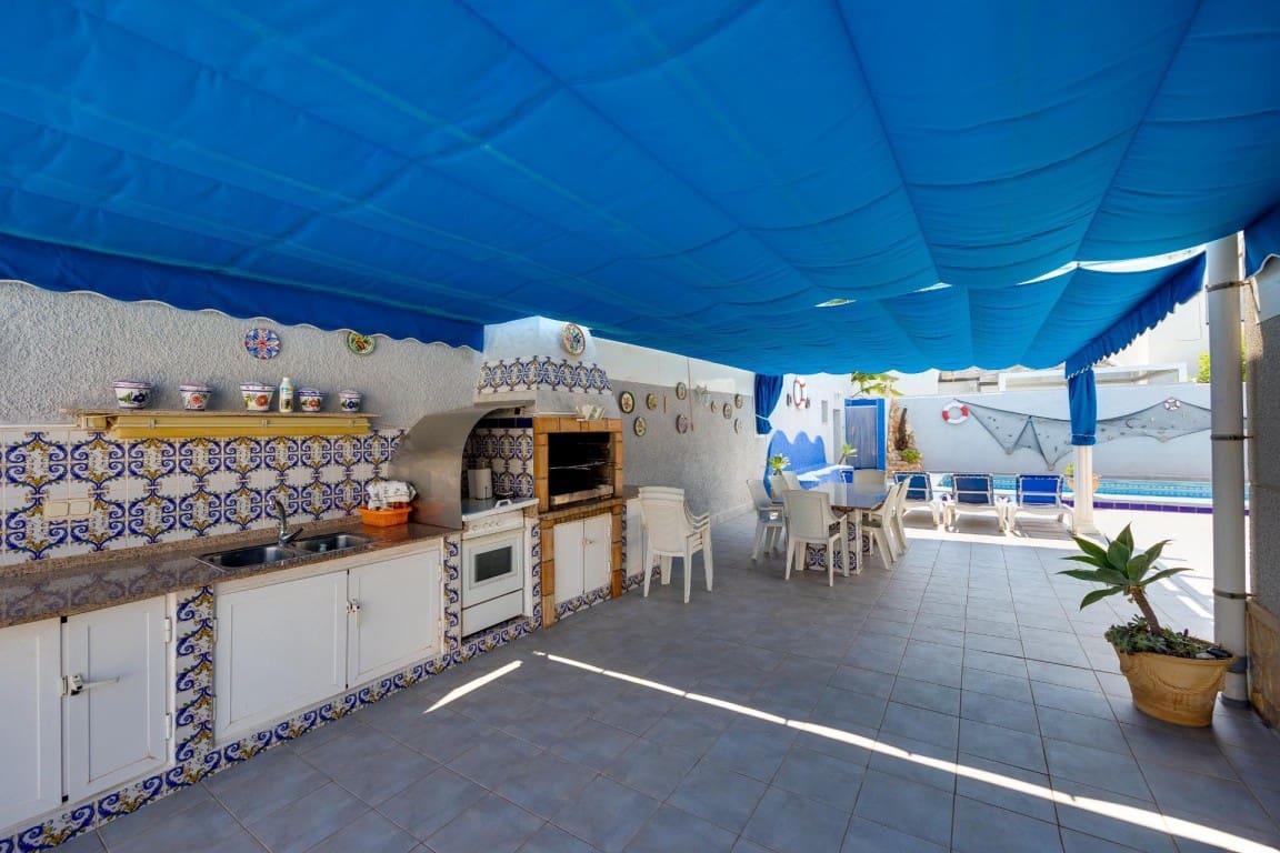 5 bedroom Villa for sale in Cabo Roig with pool garage - € 590,000 (Ref: 10120582)