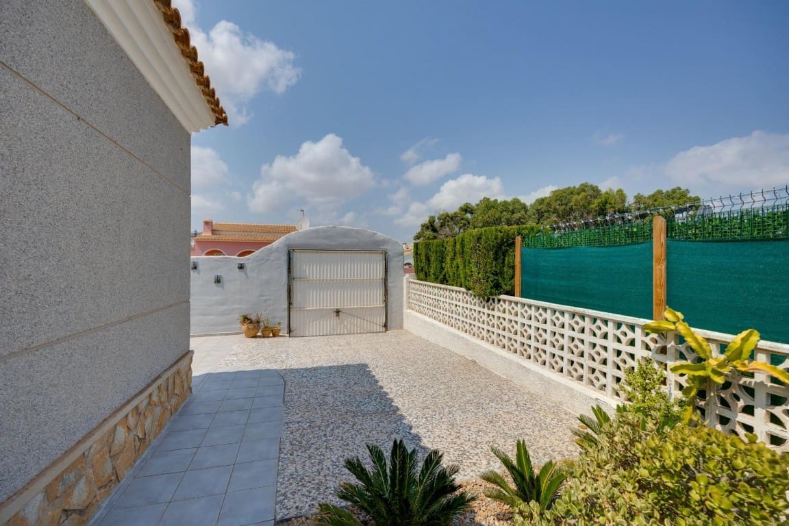 5 bedroom Villa for sale in Cabo Roig with pool garage - € 590,000 (Ref: 10120582)