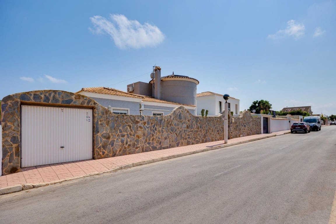5 bedroom Villa for sale in Cabo Roig with pool garage - € 590,000 (Ref: 10120582)