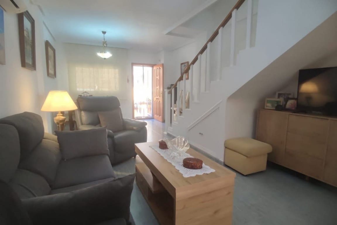3 soveværelse Byhus til salg i Playa Flamenca med swimmingpool - € 200.000 (Ref: 10134904)