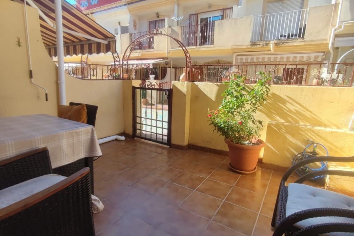 3 soveværelse Byhus til salg i Playa Flamenca med swimmingpool - € 200.000 (Ref: 10134904)