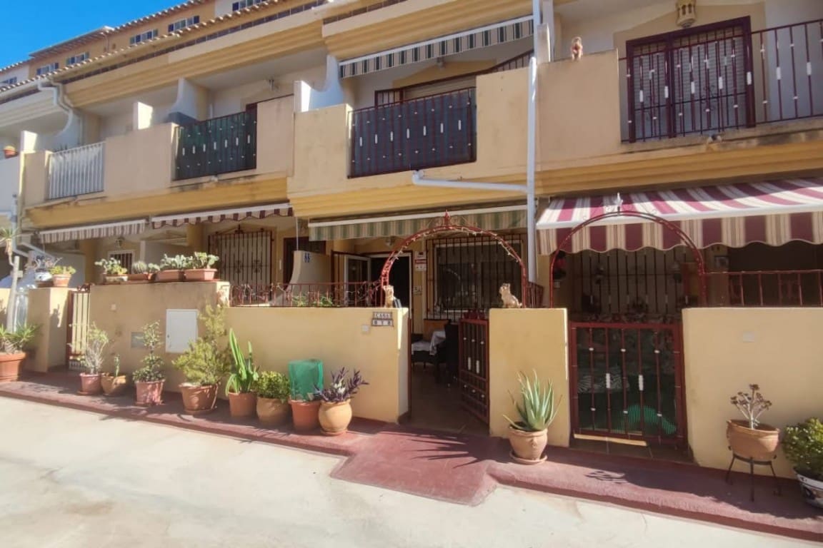 3 soveværelse Byhus til salg i Playa Flamenca med swimmingpool - € 200.000 (Ref: 10134904)