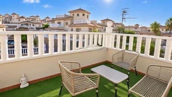 5 bedroom Villa for sale in Villamartin with pool garage - € 389,000 (Ref: 10147463)
