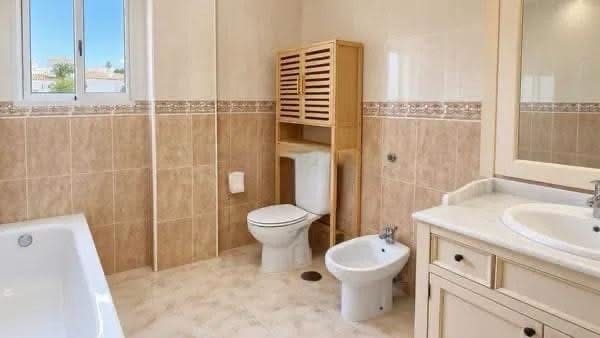 5 bedroom Villa for sale in Villamartin with pool garage - € 389,000 (Ref: 10147463)