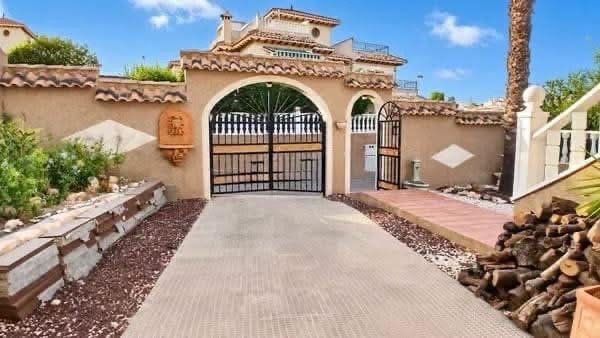 5 bedroom Villa for sale in Villamartin with pool garage - € 389,000 (Ref: 10147463)