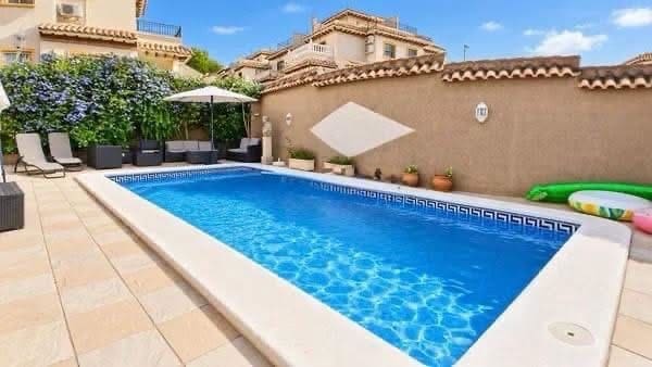 5 bedroom Villa for sale in Villamartin with pool garage - € 389,000 (Ref: 10147463)