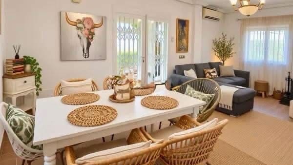 5 bedroom Villa for sale in Villamartin with pool garage - € 389,000 (Ref: 10147463)