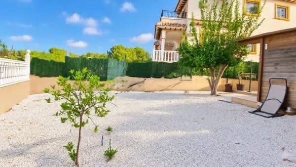 5 bedroom Villa for sale in Villamartin with pool garage - € 389,000 (Ref: 10147463)