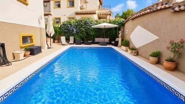 5 bedroom Villa for sale in Villamartin with pool garage - € 389,000 (Ref: 10147463)