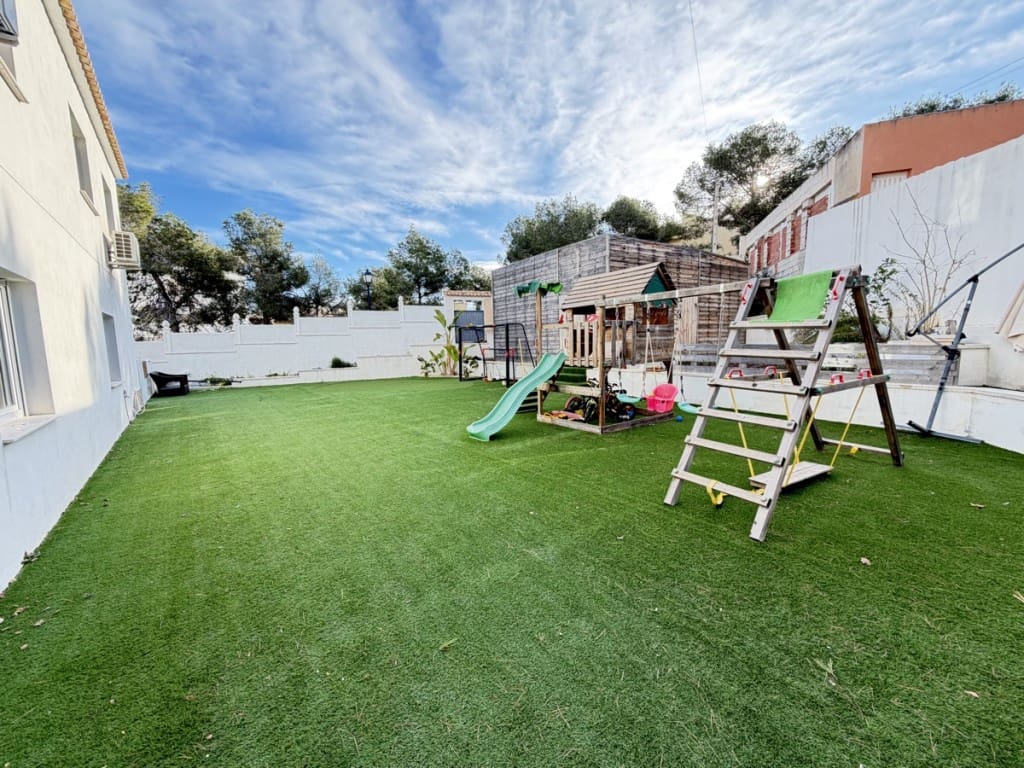 6 bedroom Villa for sale in Villamartin with pool garage - € 695,000 (Ref: 10154345)