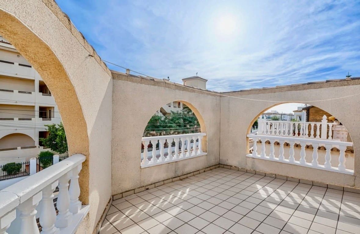 4 makuuhuone Huvila myytävänä paikassa La Florida mukana uima-altaan - 359 000 € (Ref: 10160000)